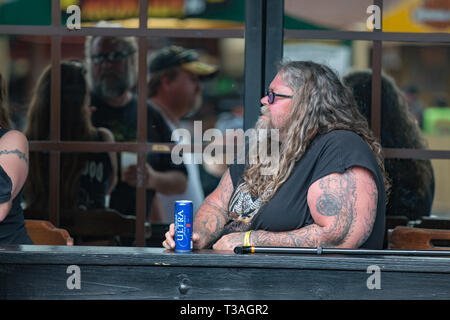 Daytona Beach, FL - 12 mars 2016 : bikers barbus participant à la 75e Semaine annuelle de vélo à la plage la plus célèbre du monde. Banque D'Images