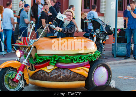 Daytona Beach, FL - 07 mars 2016 : Hamburger Harry chevauche son hamburger Harley sur la rue principale au cours de la 75e Assemblée Daytona Bike Week. Banque D'Images