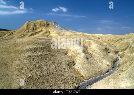 Des volcans de boue de Berca (Roumanie) sont une caractéristique de formes spectaculaires du volcan éruption , structures de boue et de gaz naturel Banque D'Images