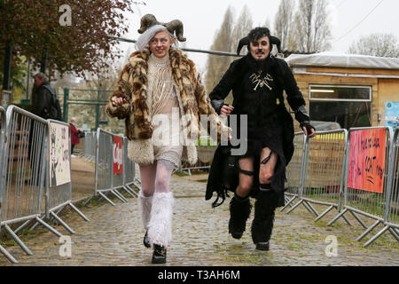 Des gens habillés en costumes de chèvres sont vus en cours d'exécution avant l'Oxford vs Cambridge Course de chèvres dans l'Est de Londres. Deux chèvres pygmées en compétition lors de la 10e course de chèvres d'Oxford et de Cambridge à Spitalfields City Farm, Bethnal Green dans l'Est de Londres. La collecte de fonds annuelle, qui a lieu en même temps que l'Oxford et Cambridge Boat Race, où deux chèvres, un nommé Hamish représentant Oxford et l'autre Hugo représentant Cambridge pour être couronné roi Billy. Banque D'Images