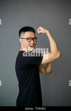 Jeune homme montrant les muscles Banque D'Images