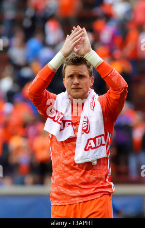 Cincinnati, Ohio, USA. Apr 7, 2019. Le Cincinnati FC Spencer Richey applaudit les fans après un match de soccer MLS FC entre Cincinnati et Sporting Kansas City à Nippert Stadium à Cincinnati, Ohio. Kevin Schultz/CSM/Alamy Live News Banque D'Images