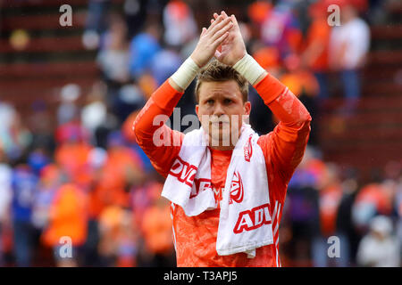 Cincinnati, Ohio, USA. Apr 7, 2019. Le Cincinnati FC Spencer Richey applaudit les fans après un match de soccer MLS FC entre Cincinnati et Sporting Kansas City à Nippert Stadium à Cincinnati, Ohio. Kevin Schultz/CSM/Alamy Live News Banque D'Images
