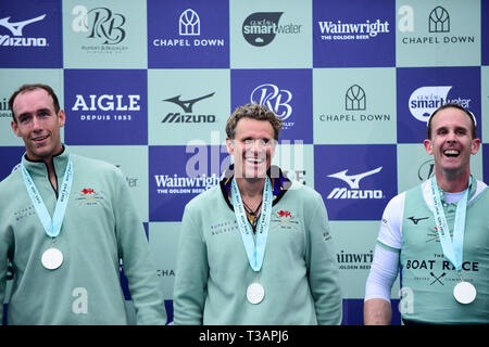 Londres, Royaume-Uni. Apr 7, 2019. L'Université de Cambridge men's crew, double champion olympique James Cracknell (C) célèbre l'obtention de la Men's boat race entre l'Université d'Oxford et l'Université de Cambridge sur la Tamise à Londres le 7 avril 2019. Crédit : Stephen Chung/Xinhua/Alamy Live News Banque D'Images