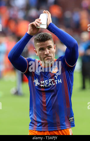 Cincinnati, Ohio, USA. Apr 7, 2019. Le Cincinnati FC Greg Garza applaudit les fans après un match de soccer MLS FC entre Cincinnati et Sporting Kansas City à Nippert Stadium à Cincinnati, Ohio. Kevin Schultz/CSM/Alamy Live News Banque D'Images