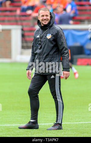 Cincinnati, Ohio, USA. Apr 7, 2019. Cincinnati FC entraîneur assistant Yoann Damet est tout sourire devant un match de foot entre FC MLS Cincinnati et Sporting Kansas City à Nippert Stadium à Cincinnati, Ohio. Kevin Schultz/CSM/Alamy Live News Banque D'Images