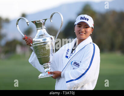 07 avril 2019, Jin Young Ko de Corée du Sud pose avec le Dinah Shore après avoir remporté le Trophée 2019 de l'inspiration de l'ANA à Mission Hills Country Club de Rancho Mirage, en Californie. Charles Baus/CSM Banque D'Images