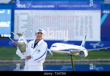 07 avril 2019, Jin Young Ko de Corée du Sud pose avec le Dinah Shore après avoir remporté le Trophée 2019 de l'inspiration de l'ANA à Mission Hills Country Club de Rancho Mirage, en Californie. Charles Baus/CSM Banque D'Images