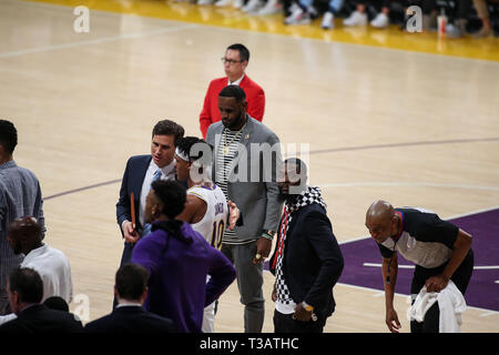 Los Angeles, USA. 7ème apr 2019. Los Angeles Lakers l'avant LeBron James (23) pendant un délai de l'Utah Jazz vs Los Angeles Lakers match au Staples Center de Los Angeles, CA. le 7 avril 2019. (Photo par Jevone Moore) Credit : Cal Sport Media/Alamy Live News Banque D'Images