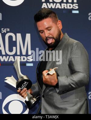 Las Vegas, NV, USA. Apr 7, 2019. Shay Mooney de Dan Shay (Single de l'année, chanson de l'année, duo de l'année) dans la salle de presse pour des 54e Academy of Country Music (ACM) Awards - Salle de presse, MGM Grand Garden Arena, Las Vegas, NV, le 7 avril 2019. Credit : JA/Everett Collection/Alamy Live News Banque D'Images