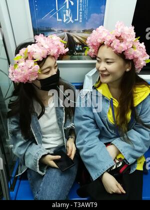 Beijing, Chine. 3ème apr 2019. Les filles chat dans un chariot de métro à Beijing, capitale de Chine, le 3 avril 2019. Credit : Wang Siwei/Xinhua/Alamy Live News Banque D'Images