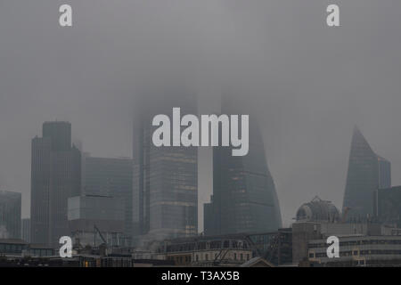 Londres, Royaume-Uni. 8Th apr 2019. TfL émet un avertissement pour les navetteurs du tube que Londres souffre des niveaux élevés de pollution aujourd'hui qu'au-dessus du sol, la ville est dans la brume. Crédit : Guy Bell/Alamy Live News Banque D'Images