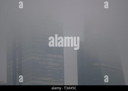 Londres, Royaume-Uni. 8Th apr 2019. TfL émet un avertissement pour les navetteurs du tube que Londres souffre des niveaux élevés de pollution aujourd'hui qu'au-dessus du sol, la ville est dans la brume. Crédit : Guy Bell/Alamy Live News Banque D'Images