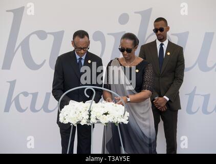 Kigali, Rwanda. Apr 7, 2019. Le président rwandais Paul Kagame (L) et sa femme Jeannette Kagame une gerbe sur le Mémorial du Génocide de Kigali durant la commémoration du 25e anniversaire du génocide de 1994 contre les Tutsi, à Kigali, capitale du Rwanda, le 7 avril 2019. Les Rwandais le dimanche a commencé la célébration pour marquer le 25e anniversaire du génocide de 1994 qui a fait plus de 1 millions de morts, essentiellement des Tutsis, avec le Président Kagame Pual appelant à la poursuite des efforts visant à transformer le pays. Crédit : Bureau du Président du Rwanda/Xinhua/Alamy Live News Banque D'Images