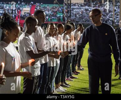 Kigali, Rwanda. Apr 7, 2019. Un jeune feux Rwandais la bougie pour le président rwandais Paul Kagame lors d'une vigile de nuit pour commémorer le 25e anniversaire du génocide de 1994 contre les Tutsi, à Kigali, capitale du Rwanda, le 7 avril 2019. Les Rwandais le dimanche a commencé la célébration pour marquer le 25e anniversaire du génocide de 1994 qui a fait plus de 1 millions de morts, essentiellement des Tutsis, avec le Président Kagame Pual appelant à la poursuite des efforts visant à transformer le pays. Crédit : Bureau du Président du Rwanda/Xinhua/Alamy Live News Banque D'Images