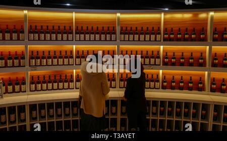 (190408) -- CHONGQING, 8 avril 2019 (Xinhua) -- les clients à choisir le vin rouge importé à Chongqing Salon International et Centre Commercial à Chongqing, au sud-ouest de la Chine, le 18 janvier 2019. Fédération de la crème glacée. Vin géorgien. En cuir italien. Décorations du Kenya. Des produits étrangers sont devenues un succès dans le sud-ouest de la Chine comme la courroie et l'Initiative de la route d'autres gains de la vapeur. Dans la municipalité de Chongqing, un centre commercial à environ 10 km du centre-ville a attiré de nombreux clients individuels et de groupe dans l'espoir d'acheter le très convoité, mais bon marché des produits étrangers transportés vers la Chine par les tr Banque D'Images