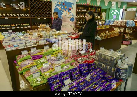 (190408) -- CHONGQING, 8 avril 2019 (Xinhua) -- Les clients choisissent le produits importés à Chongqing Salon International et Centre Commercial à Chongqing, au sud-ouest de la Chine, le 18 janvier 2019. Fédération de la crème glacée. Vin géorgien. En cuir italien. Décorations du Kenya. Des produits étrangers sont devenues un succès dans le sud-ouest de la Chine comme la courroie et l'Initiative de la route d'autres gains de la vapeur. Dans la municipalité de Chongqing, un centre commercial à environ 10 km du centre-ville a attiré de nombreux clients individuels et de groupe dans l'espoir d'acheter le très convoité, mais bon marché des produits étrangers transportés vers la Chine par les Banque D'Images