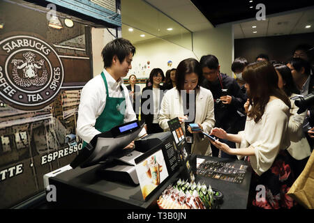 Tokyo, Japon. 8Th apr 2019. Café Starbucks au Japon l'employé fait preuve de paiement en ligne avec le géant du SNS LIGNE compte sur un téléphone mobile comme Stgarbucks au Japon et ligne saisie en un partenariat pour accélérer les efforts visant à produire de l'innovation numérique au Starbucks Japon siège à Tokyo le Lundi, Avril 8, 2019. Starbucks Starbucks ouvre un compte officiel de ligne et Starbucks les clients seront en mesure d'utiliser des paiements sans numéraire au Starbucks coffee shops avec la ligne compte. Credit : Yoshio Tsunoda/AFLO/Alamy Live News Banque D'Images