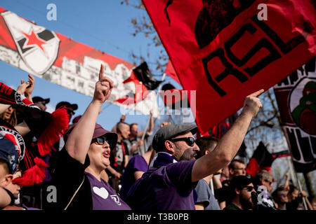 Leipzig, Allemagne. 07Th avr, 2019. Deux fans de soccer Tennis Borussia Berlin (TeBe) et fans de Roter Stern Leipzig regarder un match entre Roter Stern et le VfB Leipzig Zwenkau dans le Nord à Dölitz Landesklasse Sportpark. Un groupe de fans de football, après des dépenses extrabudgétaires des divergences d'opinion avec TeBe président Redlich, sont actuellement en charge d'autres clubs et de visite sont fans de Roter Stern Leipzig. (Pour 'fans de tennis Borussia pensez à fonder un nouveau club') Credit : Christoph Soeder/dpa/Alamy Live News Banque D'Images