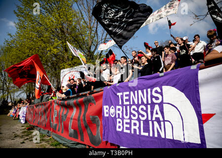 Leipzig, Allemagne. 07Th avr, 2019. Fans de Football Tennis Borussia Berlin (TeBe) et Roter Stern Leipzig sont regarder un match entre Roter Stern et le VfB Leipzig Zwenkau dans l'état classe à Dölitz Sportpark. Un groupe de fans de football, après des dépenses extrabudgétaires des divergences d'opinion avec TeBe président Redlich, sont actuellement en charge d'autres clubs et de visite sont fans de Roter Stern Leipzig. (Pour 'fans de tennis Borussia pensez à fonder un nouveau club') Credit : Christoph Soeder/dpa/Alamy Live News Banque D'Images