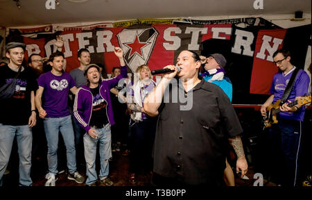 Leipzig, Allemagne. 07Th avr, 2019. Pedro, chanteur du groupe 'Biberstand effectue des garçons lors d'un concert devant des fans de Roter Stern Leipzig et TeBe fans avant le match entre Roter Stern et le VfB Leipzig Zwenkau dans l'état de la classe. Un groupe de fans de football, après des dépenses extrabudgétaires des divergences d'opinion avec TeBe président Redlich, sont actuellement en charge d'autres clubs et de visite sont fans de Roter Stern Leipzig. (Pour 'fans de tennis Borussia pensez à fonder un nouveau club') Credit : Christoph Soeder/dpa/Alamy Live News Banque D'Images