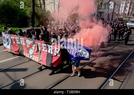 Leipzig, Allemagne. 07Th avr, 2019. Un fan de foot de Tennis Borussia Berlin (TeBe TeBe) organise une bannière à un fan de mars de Roter Stern Leipzig avant le match contre le VfB Zwenkau dans l'état de la classe. Un groupe de fans de football, après des dépenses extrabudgétaires des divergences d'opinion avec TeBe président Redlich, sont actuellement en charge d'autres clubs et de visite sont fans de Roter Stern Leipzig. (Pour 'fans de tennis Borussia pensez à fonder un nouveau club') Credit : Christoph Soeder/dpa/Alamy Live News Banque D'Images