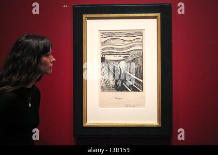 Le British Museum. London, UK 8 Avril 2019 - Un membre du personnel vues d'Edvard Munch "Le Cri, 1895" - qui s'est développé d'une épisode représenté dans le désespoir, mais avec la figure centrale se tourna vers le spectateur. Le tourbillon de nuages bleu-rouge sont convertis dans cette dans les bandes ondulées comprimé de noir et blanc qui mettent l'panique aiguë exprimée par la figure. Dans un coup du sort, Munch soeur Laura a été diagnostiqué en 1894 avec la schizophrénie et institutionnalisé dans un hôpital près de l'emplacement de la cri. Credit : Dinendra Haria/Alamy Live News Banque D'Images