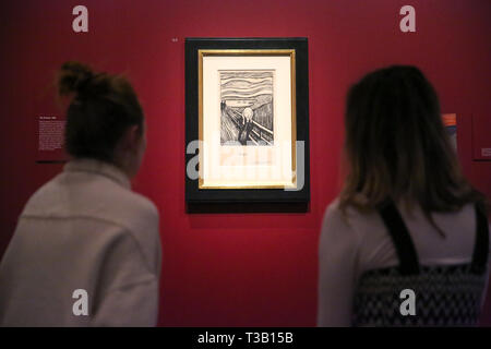 Le British Museum. London, UK 8 Avril 2019 - les membres du personnel afin d'Edvard Munch "Le Cri, 1895" - qui s'est développé d'une épisode représenté dans le désespoir, mais avec la figure centrale se tourna vers le spectateur. Le tourbillon de nuages bleu-rouge sont convertis dans cette dans les bandes ondulées comprimé de noir et blanc qui mettent l'panique aiguë exprimée par la figure. Dans un coup du sort, Munch soeur Laura a été diagnostiqué en 1894 avec la schizophrénie et institutionnalisé dans un hôpital près de l'emplacement de la cri. Credit : Dinendra Haria/Alamy Live News Banque D'Images