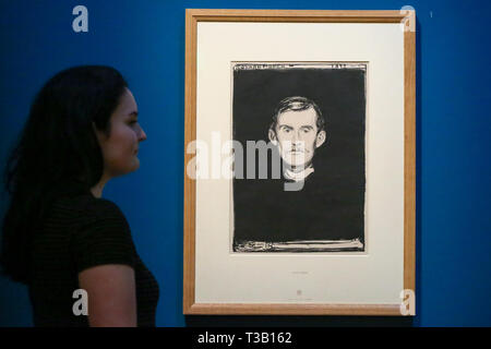 Le British Museum. London, UK 8 Avril 2019 - Un membre du personnel vues Edvard MunchÕs "autoportrait avec bras de squelette, 1895'. - Cette auto-portrait est l'un des plus anciens imprimer. Munch Le bras de squelette est un memento mori, consciente d'une référence à sa propre mortalité. Le thème hante beaucoup de ses œuvres, influencées par l'expérience traumatique de la mort de sa mère Laura lorsqu'il n'avait que cinq ans, et sa sœur bien-aimée Sophie lorsqu'il avait 13 ans. Le travail de l'artiste norvégien Edvard Munch (1863-1944) - 'Edvard Munch : Amour et romance" au British Museum s'ouvre à partir du 11 avril jusqu'au 21 juillet 2019. C Banque D'Images