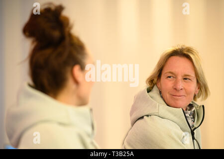 Marienfeld, Allemagne. Le 08 Avr, 2019. Foot : les femmes, l'équipe nationale, conférence de presse : Martina Voss-Tecklenburg (r), entraîneur national, regarde Lina Magull, footballeur de l'équipe nationale, lors d'une conférence de presse avant le match international contre le Japon. Crédit : Sébastien Gollnow/dpa/Alamy Live News Banque D'Images