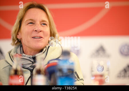 Marienfeld, Allemagne. Le 08 Avr, 2019. Soccer : les femmes, l'équipe nationale, conférence de presse : Martina Voss-Tecklenburg, entraîneur national, donne une conférence de presse avant le match international contre le Japon. Crédit : Sébastien Gollnow/dpa/Alamy Live News Banque D'Images