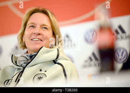 Marienfeld, Allemagne. Le 08 Avr, 2019. Soccer : les femmes, l'équipe nationale, conférence de presse : Martina Voss-Tecklenburg, entraîneur national, donne une conférence de presse avant le match international contre le Japon. Crédit : Sébastien Gollnow/dpa/Alamy Live News Banque D'Images