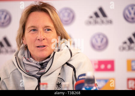 Marienfeld, Allemagne. Le 08 Avr, 2019. Soccer : les femmes, l'équipe nationale, conférence de presse : Martina Voss-Tecklenburg, entraîneur national, donne une conférence de presse avant le match international contre le Japon. Crédit : Sébastien Gollnow/dpa/Alamy Live News Banque D'Images