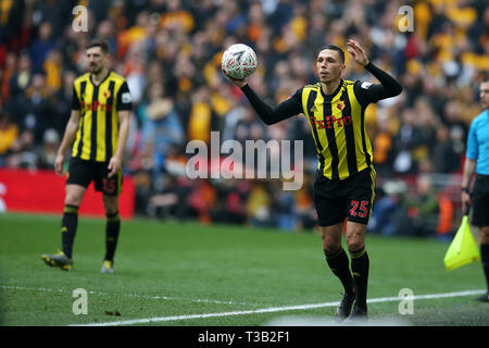 Londres, Royaume-Uni. 07Th avr, 2019. Jose Holebas de Watford prend une remise en jeu. L'unis en FA Cup, demi-finale, Watford v Wolverhampton Wanderers au Stade de Wembley à Londres le dimanche 7 avril 2019. Cette image ne peut être utilisé qu'à des fins rédactionnelles. Usage éditorial uniquement, licence requise pour un usage commercial. Aucune utilisation de pari, de jeux ou d'un seul club/ligue/dvd publications pic par Andrew Andrew/Verger Verger la photographie de sport/Alamy live news Crédit : Andrew Orchard la photographie de sport/Alamy Live News Banque D'Images