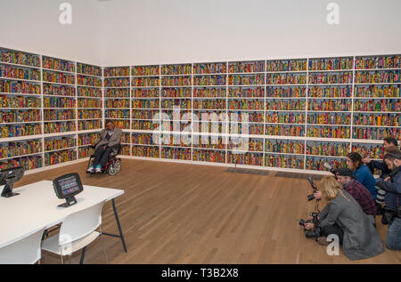 Londres, Royaume-Uni. 8 avril, 2019. Artiste Yinka Shonibare CEPB photographiée au Tate Modern aux côtés de son installation La British Library, le dernier dessin d'être acquis par Tate.La British Library est une installation in-situ avec une plate-forme numérique pour les visiteurs à se joindre à la discussion. Une célébration de la diversité de la population britannique qu'il contient 6 328 livres reliés en néerlandais 'Imprimer' de cire, un tissu typiquement utilisé par l'artiste dans son travail. Credit : Malcolm Park/Alamy Live News. Banque D'Images