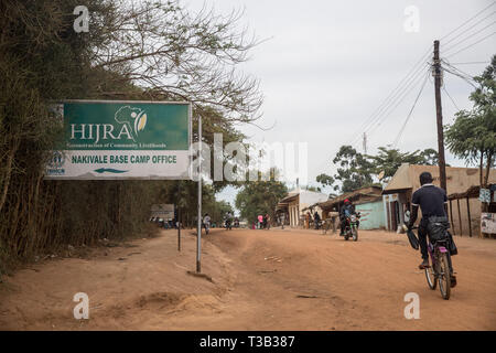 Isingiro, Nakivale, District de l'Ouganda. 15 Sep, 2018. Un réfugié vu le vélo au-delà d'un signe pour une organisation d'aide à l'établissement des réfugiés de Nakivale au sud ouest de l'Ouganda.Nakivale a été créé en 1958 et reconnu officiellement comme l'établissement des réfugiés en 1960. L'établissement accueille plus de 100 000 réfugiés du Burundi, la République démocratique du Congo, Érythrée, Éthiopie, Rwanda, Somalie, Soudan et Soudan du Sud. Credit : Sally Hayden/SOPA Images/ZUMA/Alamy Fil Live News Banque D'Images