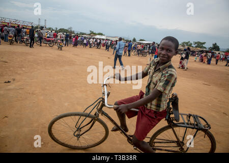 Isingiro, Nakivale, District de l'Ouganda. 15 Sep, 2018. Un jeune garçon réfugié vu posant avec son vélo dans le camp de réfugiés de Nakivale au sud ouest de l'Ouganda.Nakivale a été créé en 1958 et reconnu officiellement comme l'établissement des réfugiés en 1960. L'établissement accueille plus de 100 000 réfugiés du Burundi, la République démocratique du Congo, Érythrée, Éthiopie, Rwanda, Somalie, Soudan et Soudan du Sud. Credit : Sally Hayden/SOPA Images/ZUMA/Alamy Fil Live News Banque D'Images