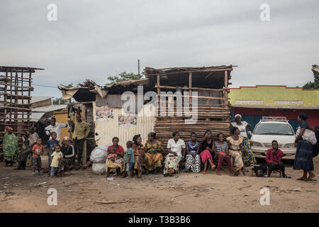 Isingiro, Nakivale, District de l'Ouganda. 15 Sep, 2018. Les femmes autour d'un abri dans le camp de réfugiés de Nakivale au sud ouest de l'Ouganda.Nakivale a été créé en 1958 et reconnu officiellement comme l'établissement des réfugiés en 1960. L'établissement accueille plus de 100 000 réfugiés du Burundi, la République démocratique du Congo, Érythrée, Éthiopie, Rwanda, Somalie, Soudan et Soudan du Sud. Credit : Sally Hayden/SOPA Images/ZUMA/Alamy Fil Live News Banque D'Images