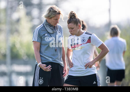 Marienfeld, Allemagne. Le 08 Avr, 2019. Soccer : les femmes, l'équipe nationale, la formation finale avant le match international contre le Japon. Martina Voss-Tecklenburg (l), l'entraîneur national, parle d'acteur national Linda Dallmann. Crédit : Sébastien Gollnow/dpa/Alamy Live News Banque D'Images