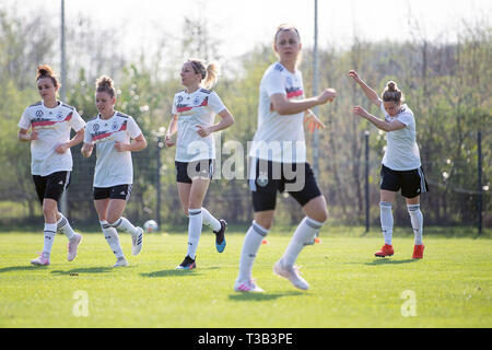 Marienfeld, Allemagne. Le 08 Avr, 2019. Soccer : les femmes, l'équipe nationale, la formation finale avant le match international contre le Japon. Les joueurs Lina Magull (l-r), Linda Dallmann, Kathrin Hendrich, Marina Hegering Svenja Huth et réchauffer. Crédit : Sébastien Gollnow/dpa/Alamy Live News Banque D'Images