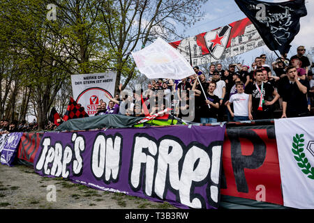 Leipzig, Allemagne. 07Th avr, 2019. Fans de Football Tennis Borussia Berlin (TeBe) et Roter Stern Leipzig sont regarder un match entre Roter Stern et le VfB Leipzig Zwenkau dans l'état classe à Dölitz Sportpark. Un groupe de fans de football, après des dépenses extrabudgétaires des divergences d'opinion avec TeBe président Redlich, sont actuellement en charge d'autres clubs et de visite sont fans de Roter Stern Leipzig. Credit : Christoph Soeder/dpa/Alamy Live News Banque D'Images