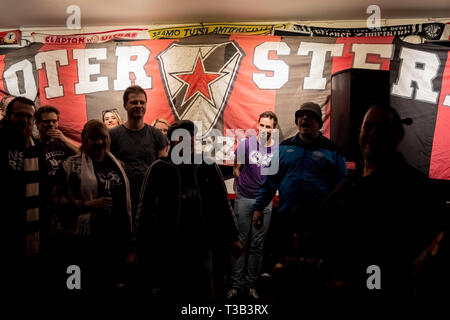 Leipzig, Allemagne. 07Th avr, 2019. Tobias Schulze (violet T-shirt), TeBe soccer fan et membre du conseil d'administration du Tennis Borussia Aktive Fans (TBAF), participera avec les fans de Roter Stern Leipzig et d'autres fans TeBe dans un concert du groupe Biberstand les garçons avant le match entre Roter Stern et le VfB Leipzig Zwenkau dans le nord de la classe nationale. Un groupe de fans de football, après des dépenses extrabudgétaires des divergences d'opinion avec TeBe président Redlich, sont actuellement en charge d'autres clubs et de visite sont fans de Roter Stern Leipzig. Credit : Christoph Soeder/dpa/Alamy Live News Banque D'Images