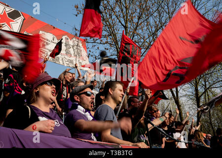 Leipzig, Allemagne. 07Th avr, 2019. Fans de Football Tennis Borussia Berlin (TeBe) et Roter Stern Leipzig sont regarder un match entre Roter Stern et le VfB Leipzig Zwenkau dans l'état classe à Dölitz Sportpark. Un groupe de fans de football, après des dépenses extrabudgétaires des divergences d'opinion avec TeBe président Redlich, sont actuellement en charge d'autres clubs et de visite sont fans de Roter Stern Leipzig. Credit : Christoph Soeder/dpa/Alamy Live News Banque D'Images