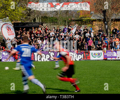 Leipzig, Allemagne. 07Th avr, 2019. Fans de Football Tennis Borussia Berlin (TeBe) et Roter Stern Leipzig sont regarder un match entre Roter Stern et le VfB Leipzig Zwenkau dans l'état classe à Dölitz Sportpark. Un groupe de fans de football, après des dépenses extrabudgétaires des divergences d'opinion avec TeBe président Redlich, sont actuellement en charge d'autres clubs et de visite sont fans de Roter Stern Leipzig. Credit : Christoph Soeder/dpa/Alamy Live News Banque D'Images