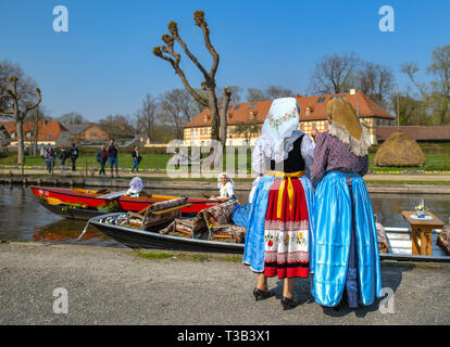 06 avril 2019, le Brandebourg, Lübbenau : Femmes dans Sorbian-Wendish costumes de fête, participer à l'ouverture de cette année, la saison de Spreewald. Environ 1 000 kilomètres de river run à travers le Spreewald dans le sud-est de Brandebourg. Photo : Patrick Pleul/dpa-Zentralbild/ZB Banque D'Images