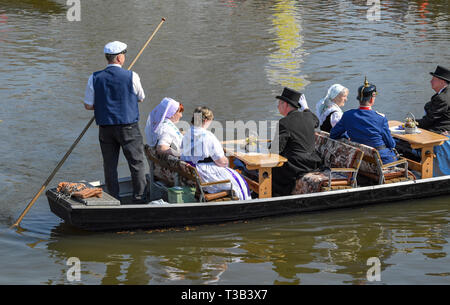 06 avril 2019, le Brandebourg, Lübbenau : Femmes dans Sorbian-Wendish costumes de fête et d'autres personnes en costumes historiques s'asseoir dans une barge et prendre part à l'ouverture de cette année, la saison de Spreewald. Environ 1 000 kilomètres de river run à travers le Spreewald dans le sud-est de Brandebourg. Photo : Patrick Pleul/dpa-Zentralbild/ZB Banque D'Images