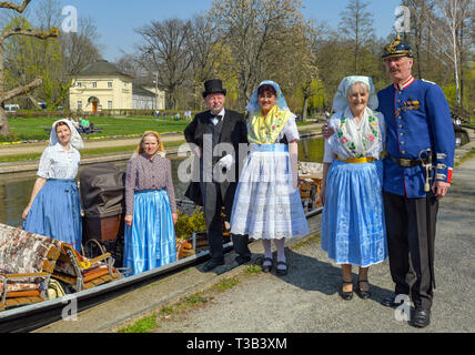 06 avril 2019, le Brandebourg, Lübbenau : Femmes dans Sorbian-Wendish costumes de fête et d'autres personnes en costumes historiques prendront part à l'ouverture de cette année, la saison de Spreewald. Environ 1 000 kilomètres de river run à travers le Spreewald dans le sud-est de Brandebourg. Photo : Patrick Pleul/dpa-Zentralbild/ZB Banque D'Images