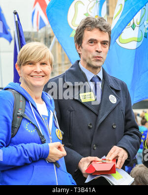 Westminster, Royaume-Uni, 08 avril 2019 Parti libéral-démocrate, le député Tom rejoint les manifestants de frein. Sodem, groupe d'Anti-Brexit manifestants devant les Chambres du Parlement de Westminster ont organisé un "Brexit Sing Off', et sont rejoints par Yorkshire pour l'Europe, la chanteuse d'opéra Dame Sarah Connolly, journaliste et ancien directeur de la communication de la main-d'Alastair Campbell et d'autres pour un encore de protester contre Brexit. Credit : Imageplotter/Alamy Live News Banque D'Images