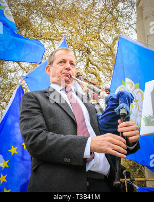 Westminster, Royaume-Uni, 08 avril 2019. Alastair Campbell (l) avec le "Westminster houty man', Steven Bray de Sodem (r). Sodem, groupe d'Anti-Brexit manifestants devant les Chambres du Parlement de Westminster ont organisé un "Brexit Sing Off', et sont rejoints par Yorkshire pour l'Europe, la chanteuse d'opéra Dame Sarah Connolly, journaliste et ancien directeur de la communication de la main-d'Alastair Campbell et d'autres pour un encore de protester contre Brexit. Credit : Imageplotter/Alamy Live News Banque D'Images