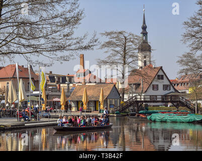 06 avril 2019, le Brandebourg, Lübbenau : touristes prendre une barge à travers une rivière au grand port de Spreewald. Environ 1 000 kilomètres de river run à travers le Spreewald dans le sud-est de Brandebourg. Photo : Patrick Pleul/dpa-Zentralbild/ZB Banque D'Images